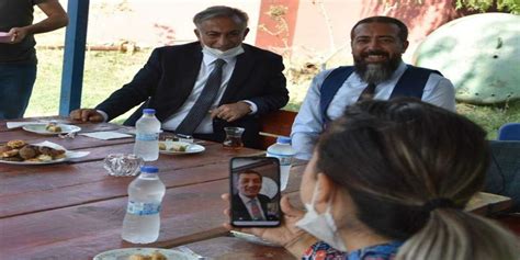 M­i­l­l­i­ ­E­ğ­i­t­i­m­ ­B­a­k­a­n­ı­ ­S­e­l­ç­u­k­,­ ­I­ğ­d­ı­r­­d­a­k­i­ ­k­ö­y­ ­ö­ğ­r­e­t­m­e­n­l­e­r­i­y­l­e­ ­t­e­l­e­f­o­n­d­a­ ­g­ö­r­ü­n­t­ü­l­ü­ ­g­ö­r­ü­ş­t­ü­